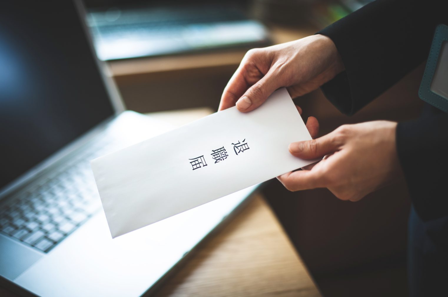 「会社をバックレる」のと「退職代行で会社を辞める」のならどちらがベター?