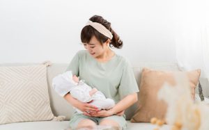 子育てをする女性